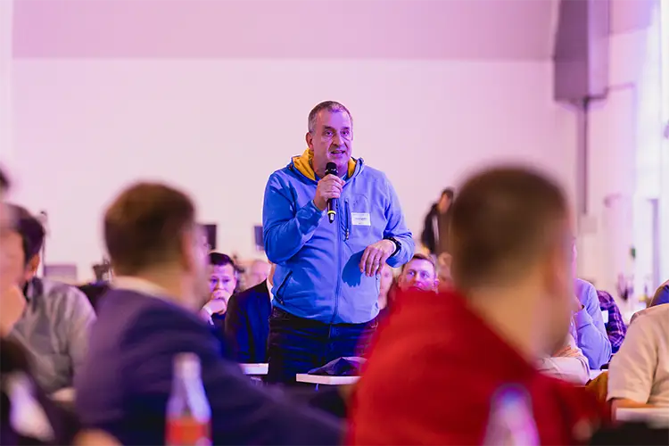 Fragen und Diskussion ausdrücklich gewünscht: Auf dem Metallkongress kommen die Teilnehmerinnen und Teilnehmer mit den Referenten in den direkten Austausch. Bildquelle: Stefan Bausewein