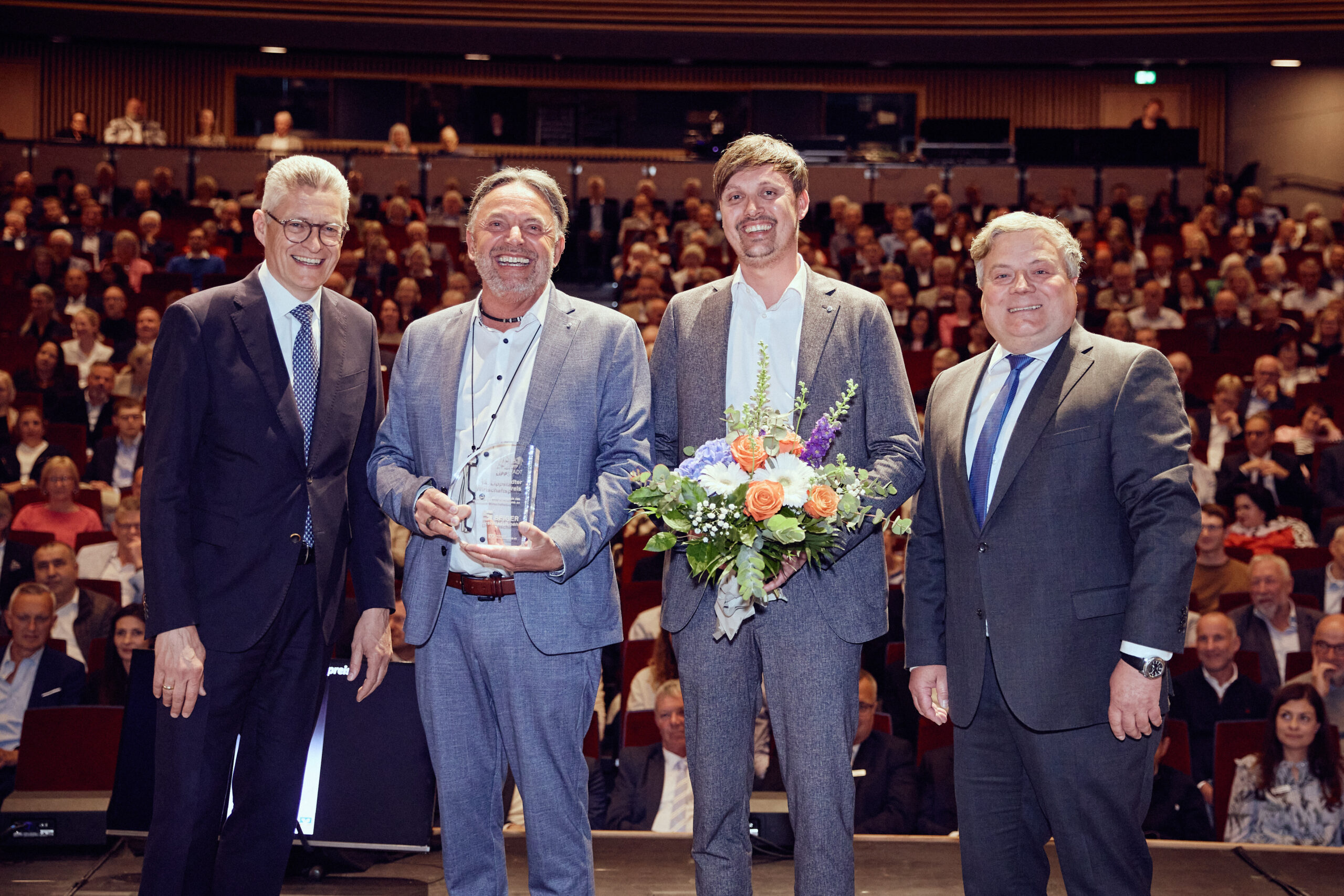 von links: Stefan Hoffmann, Volksbank Beckum-Lippstadt; Willi Seiger; Frederic Seiger; Arne Moritz, Bürgermeister Lippstadt