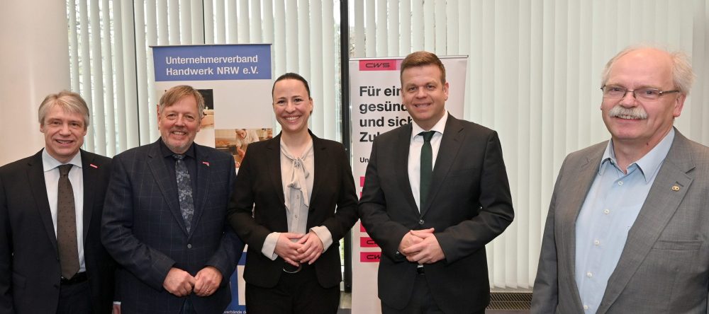 UVH-Hauptgeschäftsführer Dr. Frank Wackers, UVH-Präsident und Landesinnungsmeister Rüdiger Otto, Bianca Cristal, Geschäftsführerin für Arbeitsmarktmanagement der Regionaldirektion NRW der Bundesagentur für Arbeit, Staatssekretär im Ministerium für Arbeit, Gesundheit und Soziales des Landes NRW, Matthias Heidmeier, UVH-Vizepräsident und Landesinnungsmeister Jörg von Polheim.