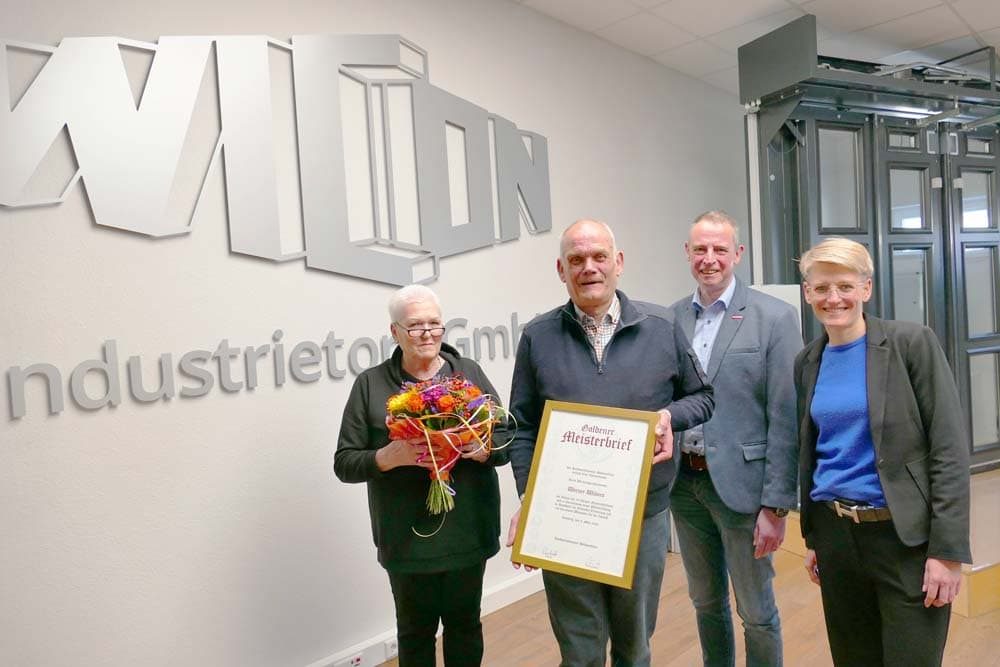 Strahlende Gesichter bei der Ehrung: Ehefrau Ingrid, Jubilar Werner Wilmes, Ludger Westermann (GF der KH Hellweg-Lippe, Tochter Kira Schmidtmann (GF WICON GmbH). Foto: KH Hellweg-Lippe.